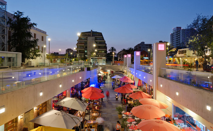 Boulevard y estacionamiento Plaza Ñuñoa