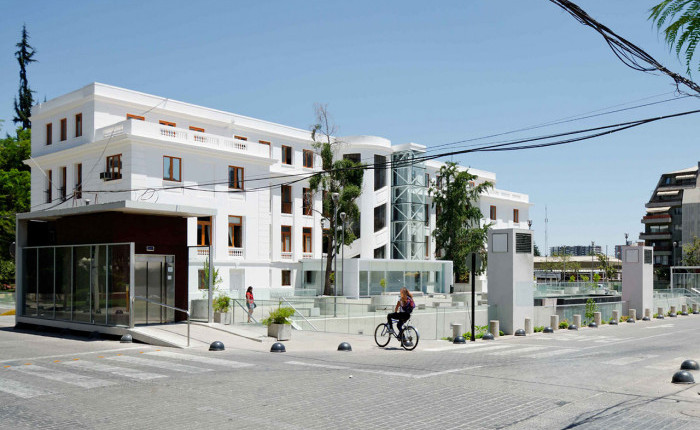 Boulevard y estacionamiento Plaza Ñuñoa